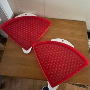 Set of 2 microwaveable Pizza plates